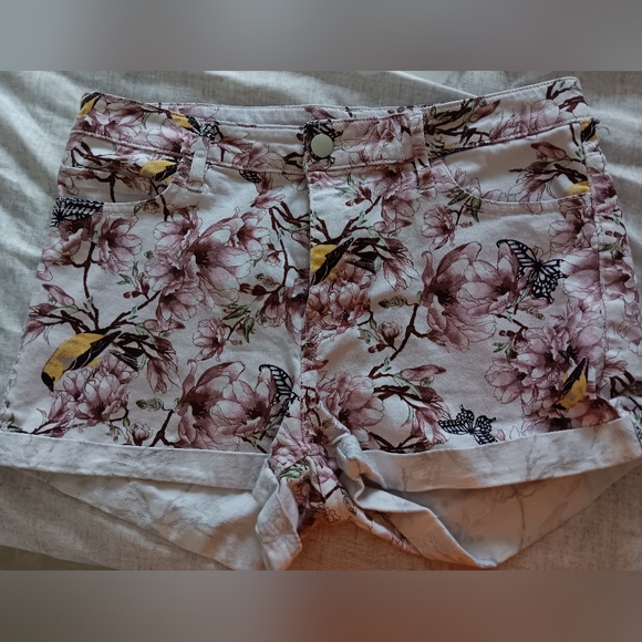 H&M White High Rise Purple Butterfly Floral Cuffed Summer Jean Shorts. Size 8 - Picture 2 of 9